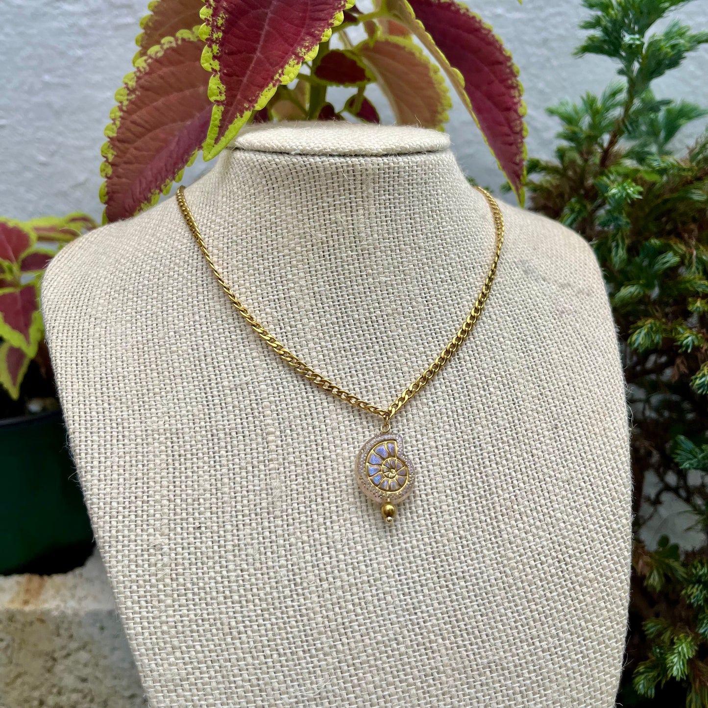 GOLD TORNASOL NECKLACE