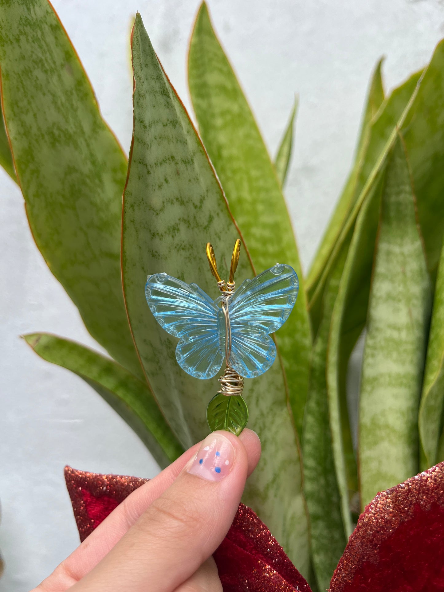 LEAF WITH FLY HOLDER