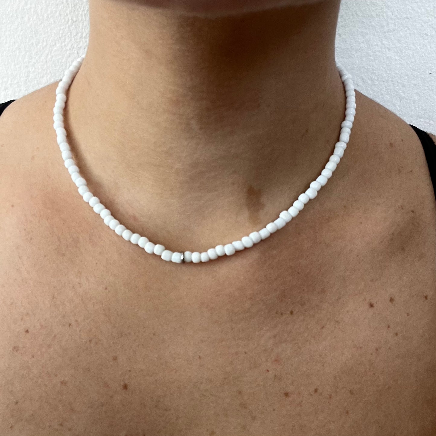 WHITE CHOKER