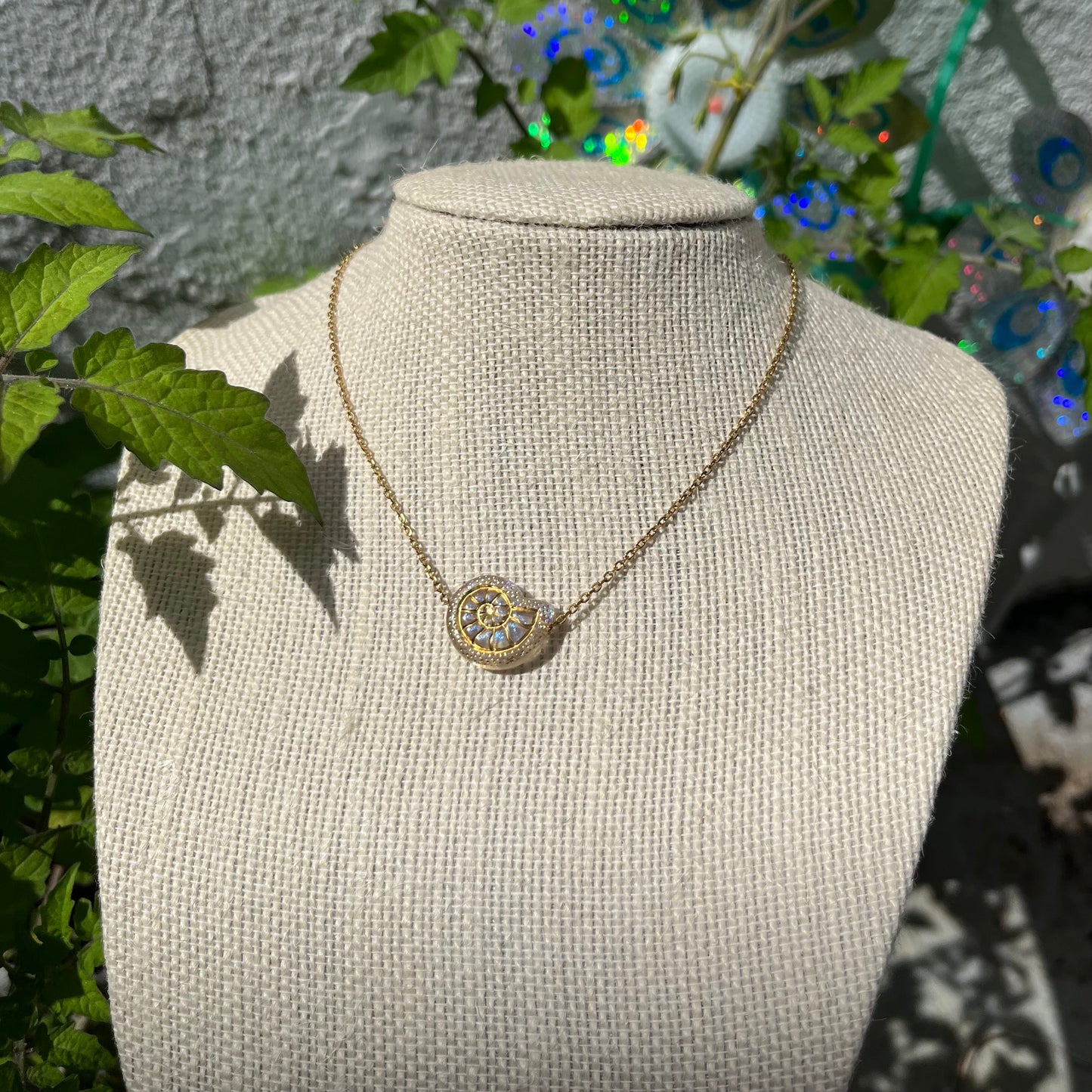 GOLD TORNASOL SHELL NECKLACE