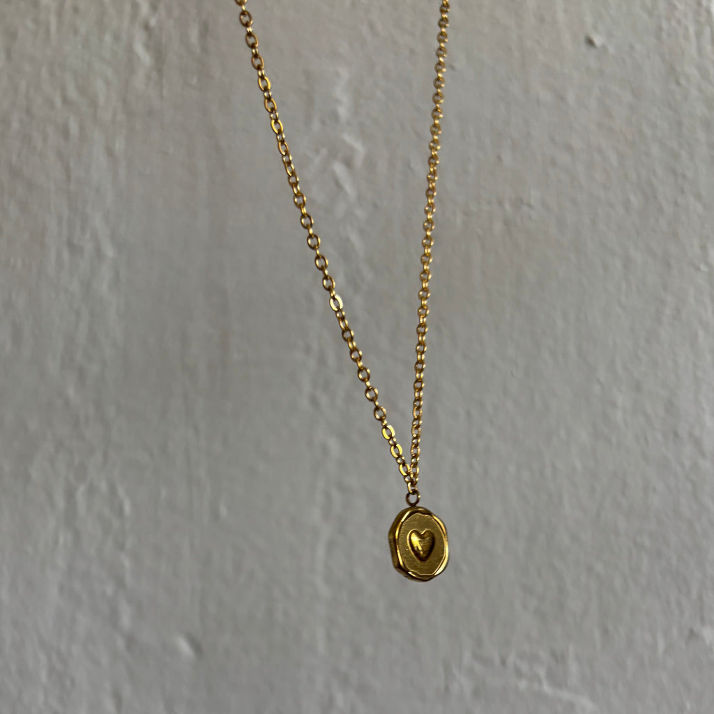 TINY HEART NECKLACE
