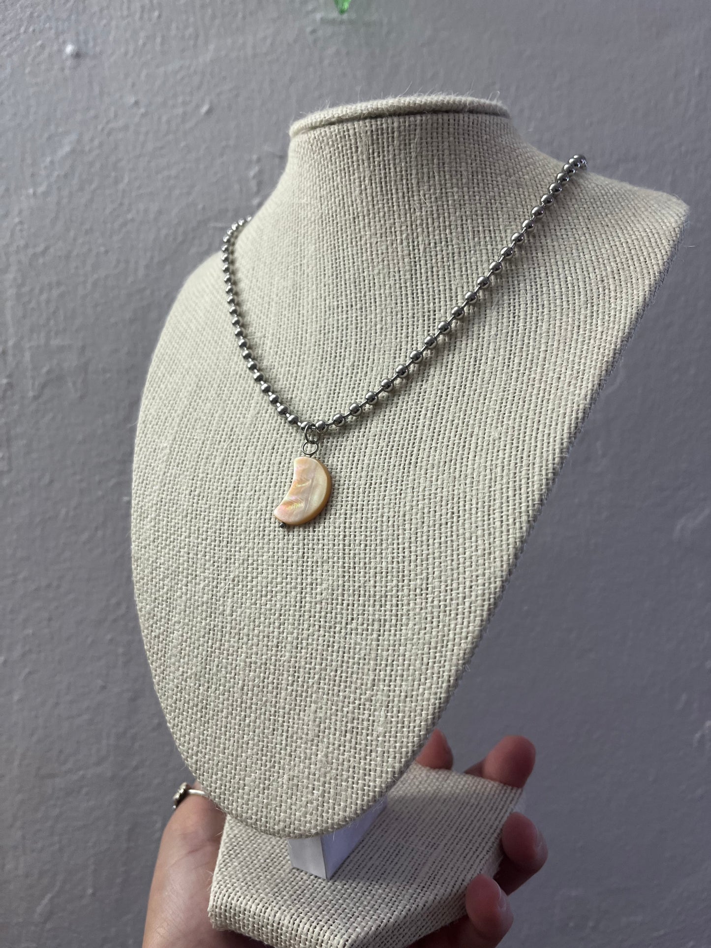 NÁCAR MOON NECKLACE