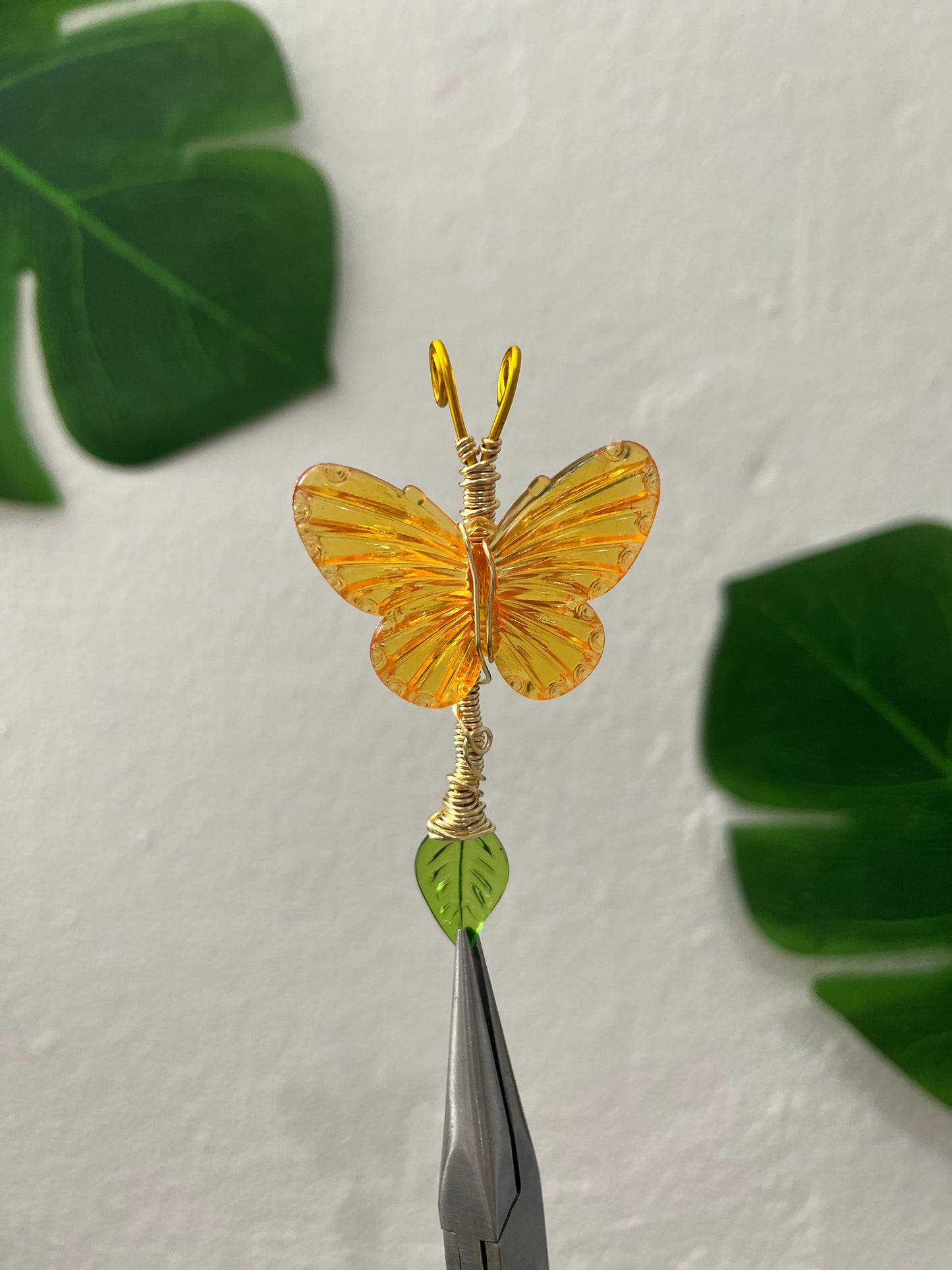 LEAF WITH FLY HOLDER